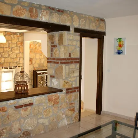 Stone House Nike بيت للعطل *